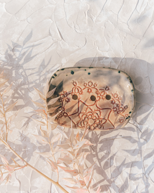 Ceramiczna mydelniczka w odcieniach bieli i różu