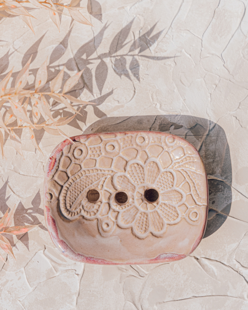 Ceramiczna mydelniczka w odcieniach bieli i różu